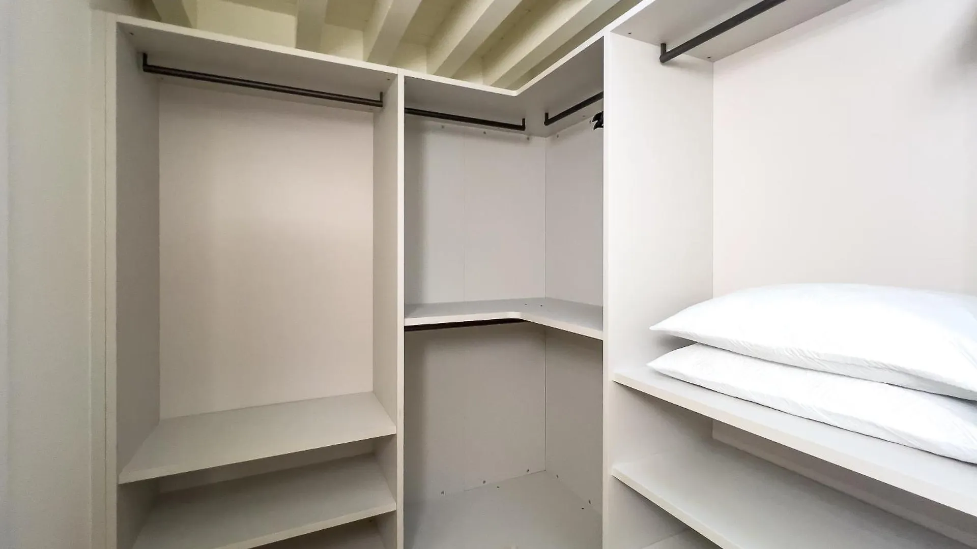 Bright Apartment With Terrace And Pool ميلان 0*,  إيطاليا