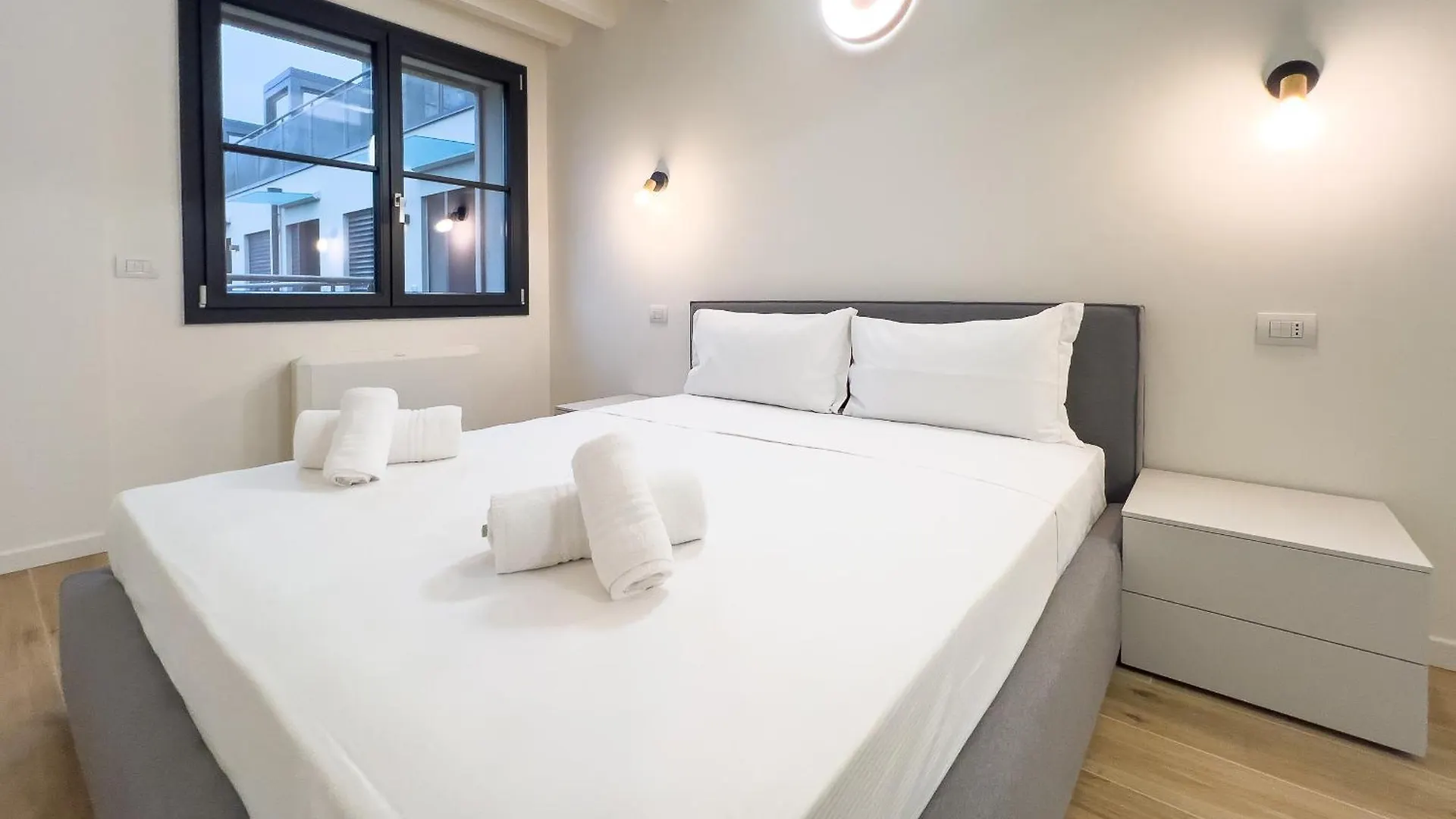 Bright Apartment With Terrace And Pool ميلان
